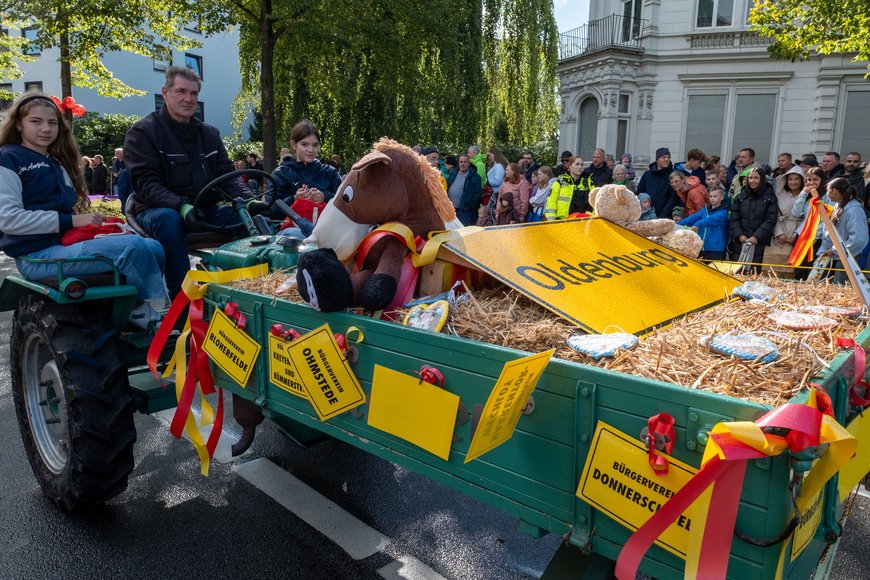 Umzugswagen beim Festumzug. Foto: Sascha Stüber