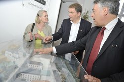 Oberbürgermeister Krogmann und Cholets Bürgermeister Bourdouleix sehen sich ein Modell des Théâtre Saint Louis an. Foto: Etienne Lizambardd