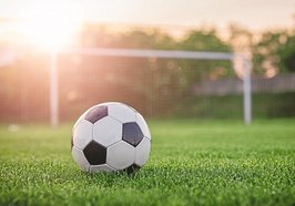 Fußball auf Kunstrasen. Foto: steevy84/Fotolia