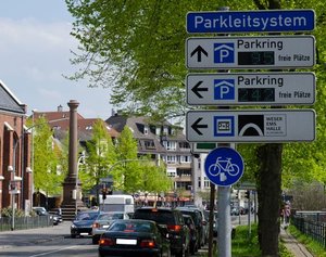Blick auf eine Oldenburger Straße mit Schildern zum Parkleitsystem. Foto: Peter Duddek Blick auf eine Oldenburger Straße mit Schildern zum Parkleitsystem. Foto: Peter Duddek