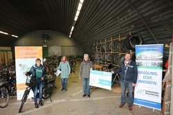 Christine Wolff, Stefanie Gravekarstens, Thorsten Strauß und Axel Eilers bei der Scheckübergabe für das Erreichen der fünften STADTRADELN-Etappe. Foto: Ammerländer Versicherung.