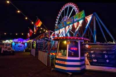 Die Zeitreise mit Riesenrad im Hintergrund. Foto: Sascha Stüber