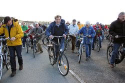 Radtour mit Oberbürgermeister Jürgen Krogmann (Mitte) über den Fliegerhorst. Foto: Stadt Oldenburg