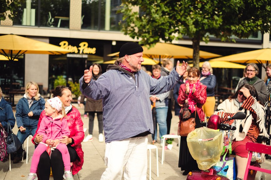 Schauspieler als Seemann mit Publikum. Foto: Richard Kachel