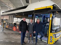 Michael Emschermann, Stefan Dohler und Oberbürgermeister Jürgen Krogmann vor einem der neuen Wasserstoffbusse. Foto: Stadt Oldenburg