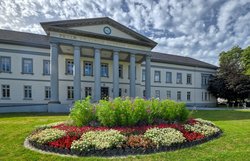 Blühende Sommerblumen vor dem PFL. Foto: Hans-Jürgen Zietz