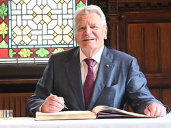 Bundespräsident a. D. Joachim Gauck trägt sich ins Goldene Buch der Stadt Oldenburg ein. Foto: Torsten von Reeken Bundespräsident a. D. Joachim Gauck trägt sich ins Goldene Buch der Stadt Oldenburg ein. Foto: Torsten von Reeken