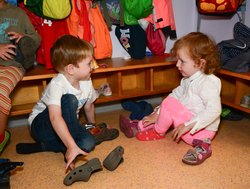 Kinder an der Garderobe. Foto: Stadt Oldenburg