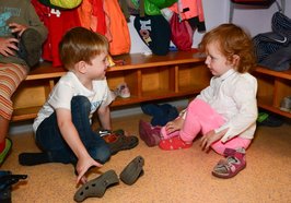 Kinder an der Garderobe. Foto: Stadt Oldenburg