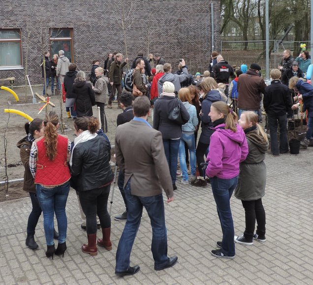 Viele Menschen auf dem Hof der Oberschule. Foto: Stadt Oldenburg