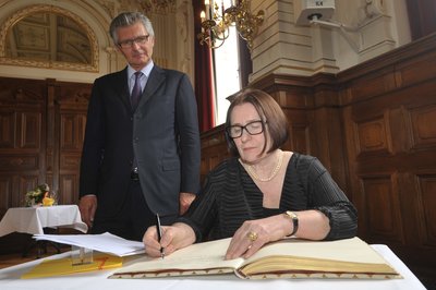 Frau Dr. Irina Scherbakowa trägt sich in das Goldene Buch der Stadt Oldenburg ein. Auch im Bild ist Prof. Dr. Gerd Schwandner (damaliger Oberbürgermeister Stadt Oldenburg). Foto: Peter Kreier.