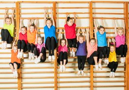 Kinder hängen an Turnstangen. Foto: Shmel/AdobeStock Kinder hängen an Turnstangen. Foto: Shmel/AdobeStock