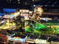 Der Kramermarkt bei Nacht vom Riesenrad aus gesehen. Foto: Stadt Oldenburg