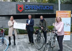 Elke Frommberger von der Stiftung Hospizdienst, Christian Bunk, Sabine Kortenhaus von der Stiftung Hospizdienst und Petra Averbeck bei der Spendenübergabe für das Erreichen des vierten Etappenziels. Foto: Stadt Oldenburg