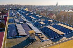 Solaranlagen auf dem Dach in einer Stadt. Foto: Solarimo/pixabay