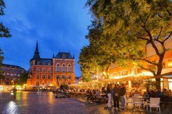 Sommerabend auf dem Oldenburger Rathausmarkt. Foto: Hans-Jürgen Zietz