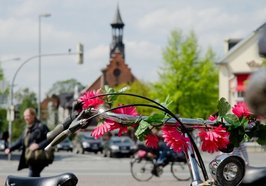 Fahrräder und Autos in Oldenburg am Julius-Mosen-Platz. Foto: Peter Duddek