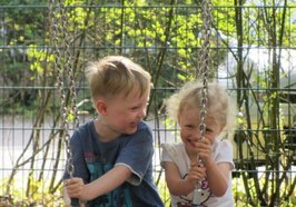 Zwei Kinder auf einer Schaukel. Foto: Stadt Oldenburg