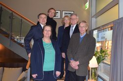 Vorne (v.l.): Jury-Mitglieder Prof. Dr. Sabine Doering, Prof. Dr. Dieter Rucht, dahinter Friedrich-Wilhelm Kramer, daneben Oberbürgermeister Jürgen Krogmann. Letzte Reihe: Dr. Gunter Hofmann (Juror) und Gerda Grebe (Projektleitung). Foto: Stadt