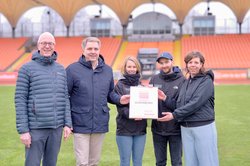 Von links: Stadtjugendpfleger Christian Fritsch, Oberbürgermeister Jürgen Krogmann, Svenja Teebken und Nils Wach (beide Fanprojekt Oldenburg) sind stolz auf die Auszeichnung, die ihnen Julia Zeyn vom Beirat der Koordinationsstelle Fanprojekte (KOS) überreichte. Foto: Sascha Stüber