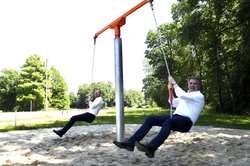 Das neue Spielgerät am Spialplatz am Swarte-Moor-See hat den Belastungstest bestanden. Foto: Sascha Stüber