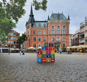 17 SDG-Würfel auf dem Marktplatz vor dem Alten Rathaus. Foto: Stadt Oldenburg 17 SDG-Würfel auf dem Marktplatz vor dem Alten Rathaus. Foto: Stadt Oldenburg
