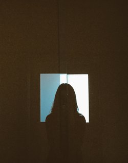 Symbolbild Silhouette einer Person. Foto: Festina Muhaxheri/pexels