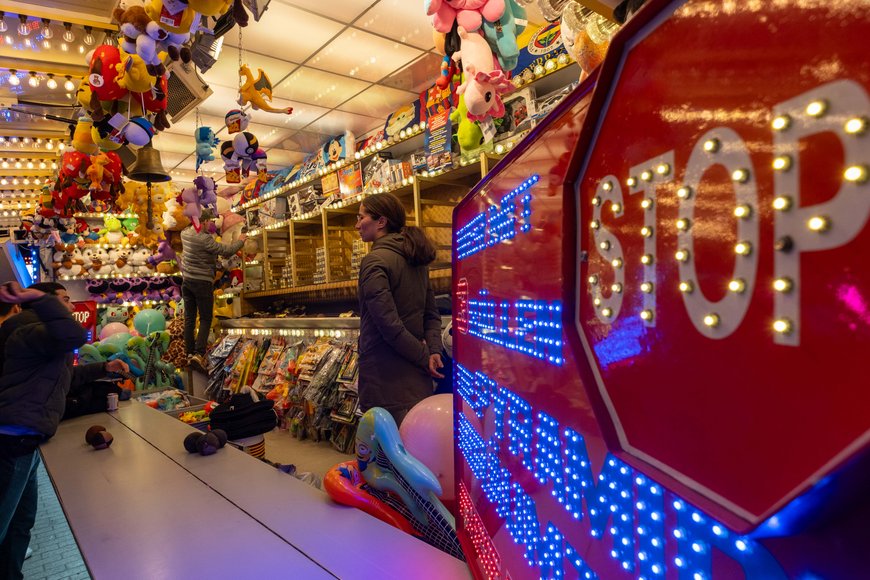 Dosenwerfen auf dem Kramermarkt 2024. Foto: Sascha  Stüber