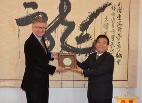 Oberbürgermeister Gerd Schwandner nimmt ein Gastgeschenk des Delegierten Mingfang Chang entgegen. Foto: Stadt Oldenburg