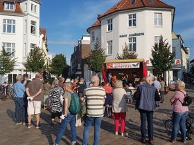Viele begeisterte Zuhörerinnen und Zuhörer versammelten sich auf dem Julius-Mosen-Platz. Foto: Stadt Oldenburg Viele begeisterte Zuhörerinnen und Zuhörer auf dem Julius-Mosen-Platz. Foto: Stadt Oldenburg