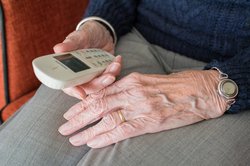 Alte Frau mit Telefon in der Hand. Foto: Sabine Van Erp/Pixabay.com