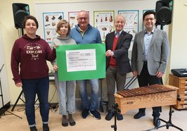 (von links): Maria Schwartz (Leitung Grundschule Kreyenbrück), Izabela Denckmann (Lehrkraft Musikschule), Holger Kesten (Schatzmeister Lions Clubs Oldenburg), Andreas Thibaut (Präsident des Lions Clubs Oldenburg) und Dimitri Melnik (Leiter Musikschule). Foto: Stadt Oldenburg