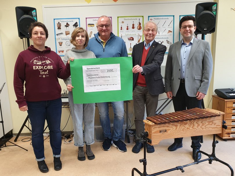 (von links): Maria Schwartz (Leitung Grundschule Kreyenbrück), Izabela Denckmann (Lehrkraft Musikschule), Holger Kesten (Schatzmeister Lions Clubs Oldenburg), Andreas Thibaut (Präsident des Lions Clubs Oldenburg) und Dimitri Melnik (Leiter Musikschule). Foto: Stadt Oldenburg