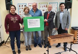 (von links): Maria Schwartz (Leitung Grundschule Kreyenbrück), Izabela Denckmann (Lehrkraft Musikschule), Holger Kesten (Schatzmeister Lions Clubs Oldenburg), Andreas Thibaut (Präsident des Lions Clubs Oldenburg) und Dimitri Melnik (Leiter Musikschule). Foto: Stadt Oldenburg