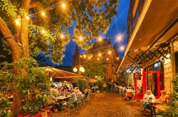 Sommerabend auf dem Oldenburger Rathausmarkt. Foto: Hans-Jürgen Zietz