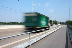 Ein LKW fährt über eine Autobahn. Foto: M.E./Pixelio