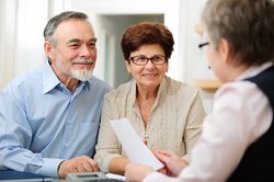 Zwei ältere Menschen werden beraten. Foto: Alexander Raths/ Fotolia.com