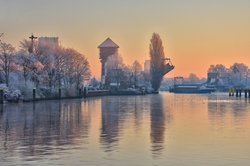 Morgenstimmung über Wasserturm und Klappbrücke. Foto: Hans-Jürgen Zietz