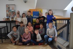 Kinder der Klasse 3 b der Grundschule Heiligengeisttor vor dem KinderKunstAutomaten. Foto: Stadt Oldenburg