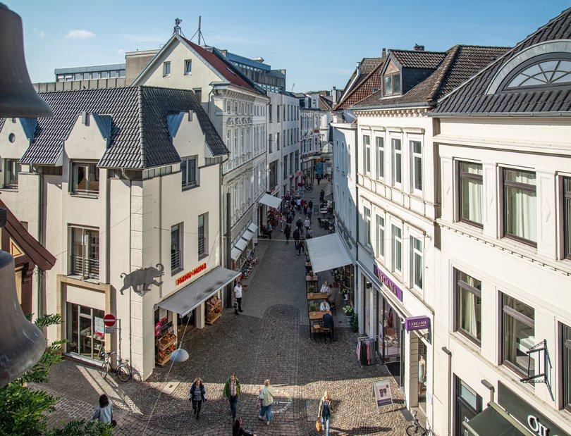 Blick vom Glockenturm des Alten Rathauses auf die Lange Straße. Foto: Mittwollen und Gradetchliev Blick vom Glockenturm des Alten Rathauses auf die Lange Straße. Foto: Mittwollen und Gradetchliev