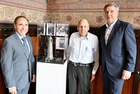 Die Nachfahren der Familie Insel mit Oberbürgermeister Jürgen Krogmann (rechts) vor den Erinnerungsstücken, die zunächst nach Israel reisen werden, bevor sie im neuen Stadtmuseum ausgestellt werden. Foto: Sascha Stüber