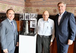 Die Nachfahren der Familie Insel mit Oberbürgermeister Jürgen Krogmann (rechts) vor den Erinnerungsstücken, die zunächst nach Israel reisen werden, bevor sie im neuen Stadtmuseum ausgestellt werden. Foto: Sascha Stüber