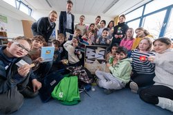 Der Aktionstag in der Grundschule Bloherfelde. Christel Sahr (hinten, von links) vom Regionalen Umweltbildungszentrum und Dr. Norbert Korallus, Leiter des Amtes für Klimaschutz und Mobilität. Foto: Sascha Stüber