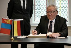Mandakhbileg Birvaa, Botschafter der Mongolei in Deutschland, trägt sich ins Goldene Buch der Stadt ein. Foto: Sascha Stüber Mandakhbileg Birvaa, Botschafter der Mongolei in Deutschland, trägt sich ins Goldene Buch der Stadt ein. Foto: Sascha Stüber