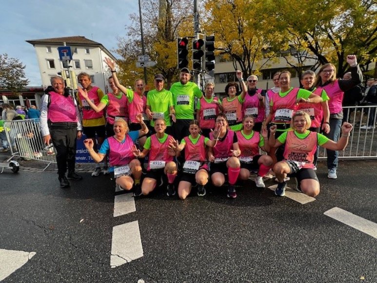 Vor dem Start. Eine Gruppe trägt das Leibchen "Läuft gegen Brustkrebs". Foto: Stadt Oldenburg