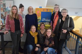 Der KinderKunstAutomat mit den Macherinnen (von links: Laura Keppel, Annekathrin Scheer, Paula von Sydow, Vivien Ritter, Sophie Arenhövel, Britta Friese, Andrea Dalichau und Heike Ellermann). Foto: Stadt Oldenburg