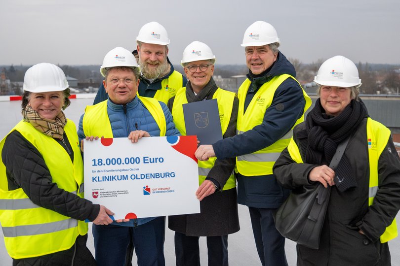 Prof. Dr. Andrea Morgner-Miehlke (von links), Dr. Andreas Philippi, Ulf Prange, Rainer Schoppik, Oberbürgermeister Jürgen Krogmann und Landtagspräsidentin Hanna Naber. Foto: Klinikum Prof. Dr. Andrea Morgner-Miehlke (von links), Dr. Andreas Philippi, Ulf Prange, Rainer Schoppik, Oberbürgermeister Jürgen Krogmann und Landtagspräsidentin Hanna Naber. Foto: Klinikum
