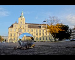Oldenburger Schloss durch Glaskugel. Foto: Hergen Weyrich