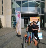 Artistinnen der Zirkusschule Seifenblase beim Auftritt mit dem Einrad. Foto: Stadt Oldenburg