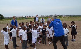 Zwei Freiwillige des weltwärts-Programms animieren Grundschulkinder zum gemeinsamen Sport, während die Schulleiterin und OB Krogmann zusehen. Foto: Stadt Oldenburg